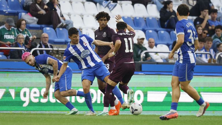 Miguel Loureiro pelea por un bal&oacute;n durante el Deportivo-Oporto