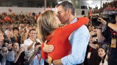 Pedro S�nchez besa a su esposa, Bego�a G�mez, durante un mitin en Fuenlabrada.
