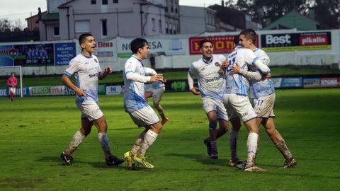 Los boiristas celebran uno de los tantos conseguidos en el partido contra el Arousa.