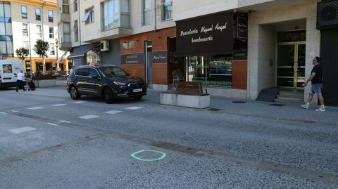 Las marcas de la investigaci�n son visibles en el lugar donde se produjo el atropello la madrugada del mi�rcoles, en Bertamir�ns