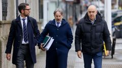 El lotero de San Agust�n, Manuel Reija, llega a la Audiencia Provincial en compa��a de su abogado para la segunda sesi�n del juicio de la loter�a millonaria perdida en A Coru�a