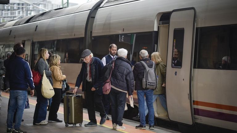 Pasajeros cogiendo el tren en la estaci�n de Pontevedra.