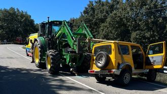 El tractor levant� el coche para poder rescatar a los dos ocupantes.