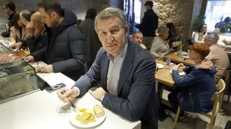 Alberto Nez Feijoo, presidente del PP,  en el bar O Cabo, en A Corua, que este ao gan el concurso a la mejor tortilla de Espaa 