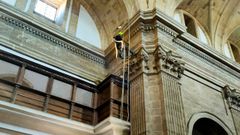 La compleja renovaci�n del alumbrado de la iglesia de la Compa��a