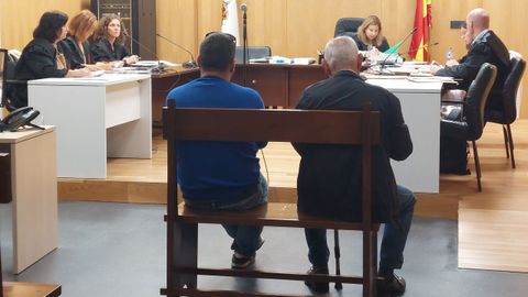 Los acusados, padre e hijo, durante el juicio en Ourense