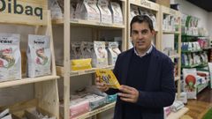 Marcos Nespereira, en NesPet, la tienda de mascotas que ha abierto en la avenida de Portugal