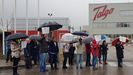 Las v�ctimas se concentraron frente a la f�brica de Talgo en Las Matas (Madrid)