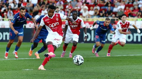 Ansu Fati tirando un penalti contra el Niza el pasado domingo