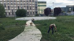 Integrantes de la plataforma SOS Viejo Huca limpian una de las parcelas del entorno durante una sestaferia.Integrantes de la plataforma SOS Viejo Huca limpian una de las parcelas del entorno durante una sestaferia