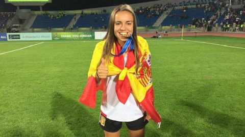 LAURINA POSA CON LA MEDALLA DE BRONCE EN EL MUNDIAL SUB-17