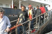 Los polizones solicitaban asilo pol�tico nada m�s pisar tierra en Vilagarc�a; solo uno lo logr�. 
