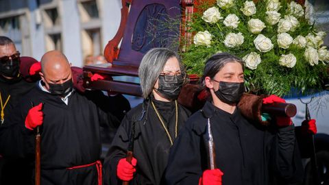 Los sonenses salieron a contemplar el paso de una procesin que parti de la iglesia parroquial para llegar a la capilla de A Atalaia.