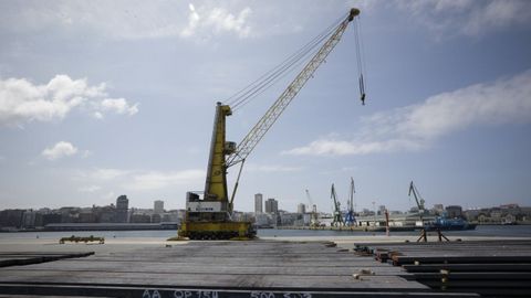 Una de las gr�as de Terminales Mar�timos de Galicia en el puerto de A Coru�a.