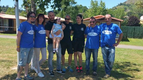 La ni�a Luc�a Bard�n, en el a�o 2016 con miembros de la pe�a oviedista Cielo Azul, que organiz� un partido solidario para recaudar fondos para ella
