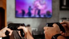 Un padre y un hijo juegan juntos a la videoconsola en una imagen de archivo