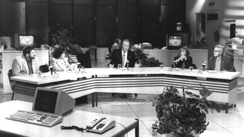 Manuel Torreiglesias presentando el programa Meigas Fra, de la TVG, en el ao 1999