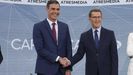 El presidente del Gobierno en funciones, Pedro S�nchez, y el l�der del PP, Alberto N��ez Feijoo, antes del cara a cara en Atresmedia.
