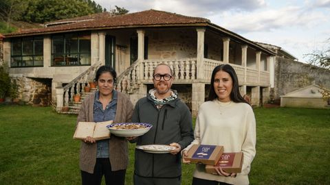 Los primos Beatriz, Agustn y Elena establecieron el obrador de Pura Vila en su casa de Saa, en Cenlle