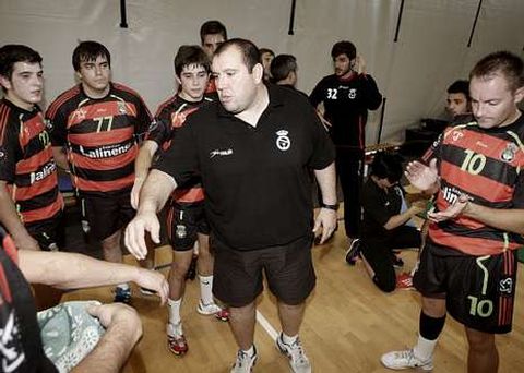 Budi alecciona a sus jugadores durante un tiempo muerto en el partido ante el �rtabro.