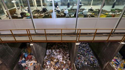 Zona de triaje de la planta de Lousame, donde se separan los residuos