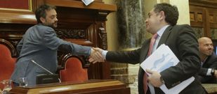 El alcalde, Xulio Ferreiro, y el portavoz socialista, Jos� Manuel Dapena, al final del pleno del viernes. 
