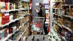 Una mujer hace la compra en un supermercado de Teher�n.