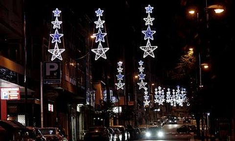 En Lal�n, en la imagen en el 2011, continuar� instal�ndose iluminaci�n navide�a en las calles.