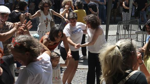 La alcaldesa, bailando en la foliada de Pesdelán en Mazarelos