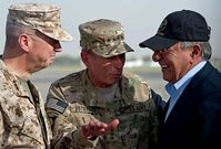 Los generales John Allen y David Petraeus con Panetta en Kabul en julio del 2011.