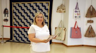 <span lang= gl >Mar�a Jos� Gonz�lez na exposici�n de traballos das s�as alumnas de O Porto do Son</span>