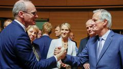 El ministro irland�s, Simon Coveney, saluda a Barnier a la llegada al Consejo de Exteriores