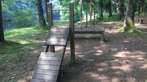Desperfectos en el parque infantil de Chaián, en Trazo