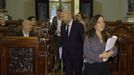 La alcaldesa, Ins Rey, a su llegada al pleno mientras los portavoces del PSOE y BNG se saludan