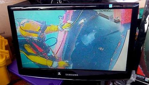 Los buzos consiguieron ayer abrir con la lanza t�rmina un boquete de metro y medio de ancho.