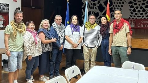 El equipo de gobierno del PSOE, con palestinas durante el pleno del viernes. Se celebr en la Casa de Pedra, y no en el Concello, que est en obras para instalar el ascensor.