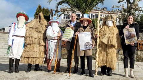La alcaldesa, Sandra Quintas, present� el programa junto a los ediles �scar Cof�n e Isaura de la Torre y de las m�scaras singulares de Bande: troteiros y farrapeiros.