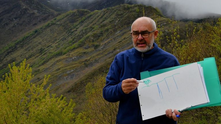 Eduardo Gonz�lez Clavijo en una visita did�ctica para profesores realizada esta semana en la sierra de O Courel