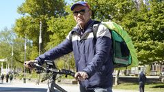Fredy March�n con la bicicleta y la mochila con la que reparte cada d�a los pedidos para Uber Eats