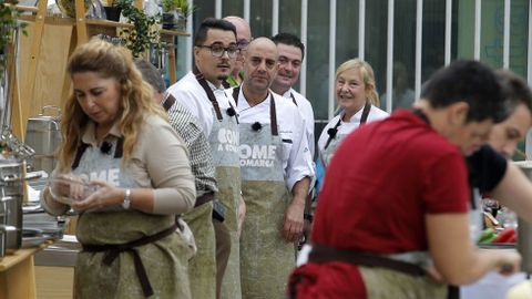 Os coci�eiros locais observan como o fan os concursantes, que empezaron a traballar uns minutos antes ca eles