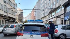 Un vecino de la zona, hablando con los polic�as de un coche patrulla en la calle en la que se registran los incidentes