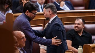 El portavoz de Esquerra Republicana en el Congreso, Gabriel Rufi&aacute;n (derecha), saluda al diputado y candidato de los Comunes a la alcald&iacute;a de Barcelona, Gerardo Pisarello (izquierda).