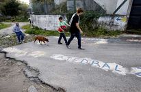 En Ponte Vella de Arriba el Camino Portugu�s encierra pintadas y caracteres problem�ticos.