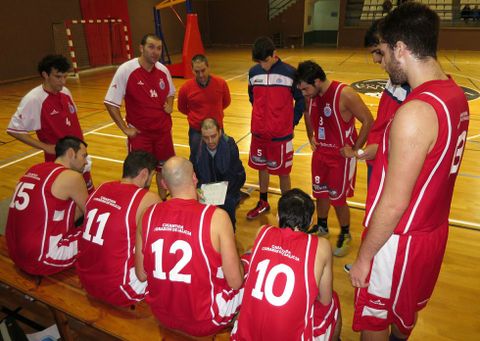El entrenador, Alberto G�mez, da instrucciones en un tiempo muerto en Chantada. 