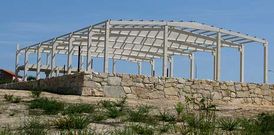 Para la construcci�n de la nueva nave ha sido necesario levantar un muro de contenci�n.