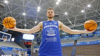 El internacional let&oacute;n Arturs Kurucs posa para La Voz en la pista del Pazo al t&eacute;rmino del entrenamiento de este martes.