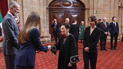 La princesa Leonor entrega una condecoraci�n a la fot�grafa mexiana Graciela Iturbide, Premio Princesa de Asturias de las Artes, durante la audiencia a los galardonados con los �Premios Princesa de Asturias 2025