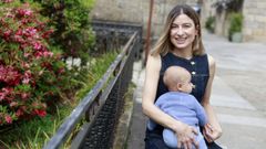 Paula Trigo, este martes en Cambados, con su sobrino Amaro. Ambos est�n inscritos para la Pontevedrada 2026