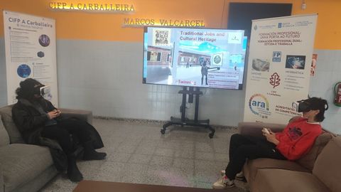 Alumnos del CIFP A Carballeira, probando sus dispositivos.
