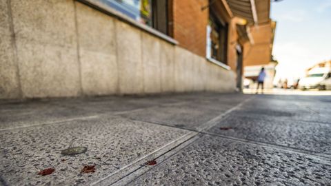 Rastro de sangre frente al centro de salud donde muri� de un navajazo un hombre de 31 a�os en Toledo.